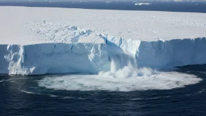 ธารน้ำแข็งวันสิ้นโลก ใกล้จุดแตกหักถาวร ผลวิเคราะห์รอยร้าว 20 ปี